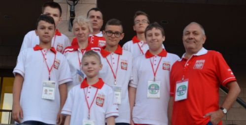 Leszek (pierwszy z prawej) z reprezentacją Polski młodzików przed zdobyciem tytułu Drużynowego Misstrza Świata w Stambule w 2014 roku